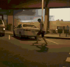 哥们|幽默gif: 儿子看到妈妈的照片后撅着嘴说: 那个胖女人果然不是我妈!