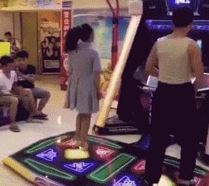 愚公|搞笑奇葩：外卖妹子这高跟鞋太出戏了