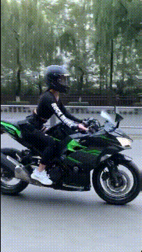 二话不说|?爆笑GIF趣图:今天来一个顾客非要吃烤西瓜,我二话不说就来了一个