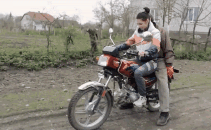 危险|搞笑GIF趣图:美女，第一次骑车吧，感觉太危险了啊！