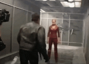 妹子|搞笑GIF：后面老奶奶还在轻微的模仿呢