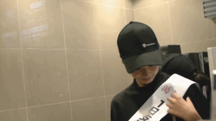 条幅|爆笑GIF动图：姑娘的条幅我有点搞不懂，你能理解吗