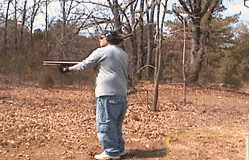 后坐力|GIF搞笑趣图:我看你举的是不是假的啊!看你很轻松的样子!