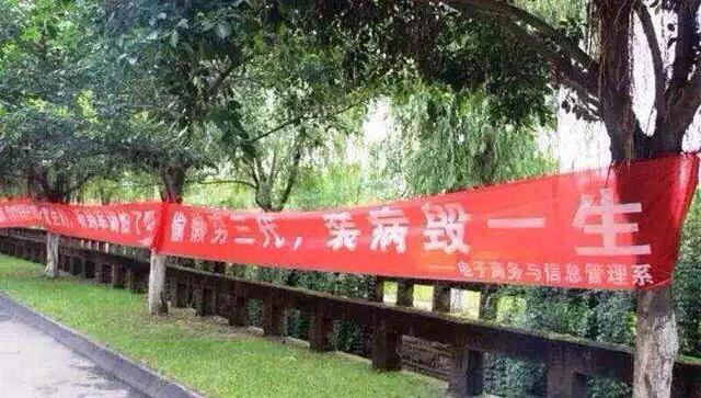 评论|学生军训老晕倒,多半是装的,打一顿就好