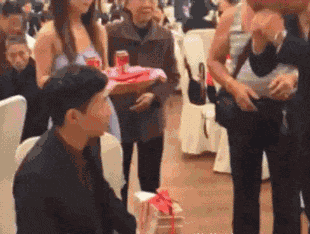 妹子|搞笑GIF:我以为再也不买带毛毛的衣服了