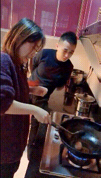 强扭的瓜不甜|搞笑GIF:虽说强扭的瓜不甜,但老娘只要把它扭下来我就开心了