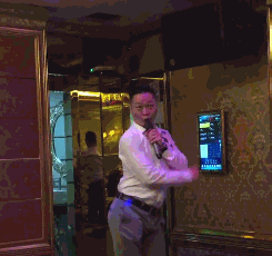 低头|搞笑GIF:这样居然都阻止不了低头族