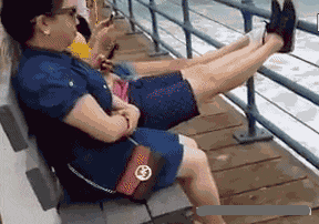 仰泳|搞笑GIF：就你皮，偷偷学仰泳！