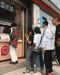 栗子|搞笑GIF趣图:兄弟,少买几朵花,多一些关爱不是更好吗?