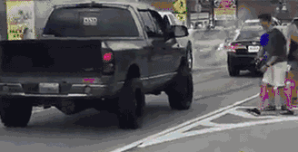 哥们|爆笑GIF趣图：哥们！知道你喜欢拍美女，可你蹲下的真不是时候