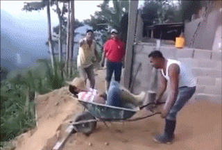 妹子|搞笑GIF：美女，吃饭时请把面具摘了吧，这样太吓人了