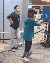 美女|搞笑GIF：美女，我就只想搭个车