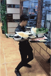 小伙子|搞笑GIF：小伙子，你这帽子是怎么到脚上的，说出你的故事