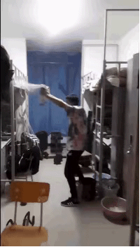 舍友|搞笑GIF:今日好倒霉,被一条狗子害了