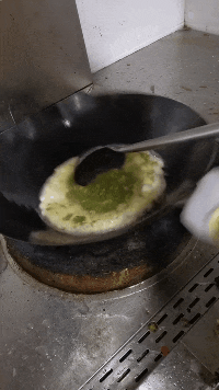 男子汉|搞笑GIF：男子汉坐在后面很丑的