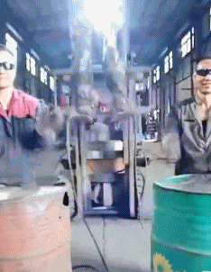 舌头|爆笑GIF: 不是说冬天的铁粘舌头吗