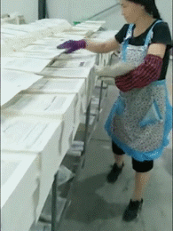 个人|搞笑GIF:放暑假天天在家闲着,老妈回家跟我说:小雨