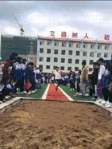 妹子|搞笑GIF：哥们，你这样看，两位妹子都不好意思了！