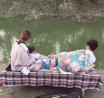 下雪天|搞笑GIF：聪明的宝宝，这样真的可以搬动了吗