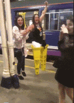 拐弯|搞笑GIF: 如果人的腿不能拐弯, 走路会时是什么样