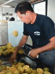 外挂|搞笑GIF:大哥,你切水果太厉害,我怀疑你开了外挂!