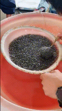 野蛮|搞笑GIF趣图：哥们，你这样野蛮的救人方法，是救不活人的！