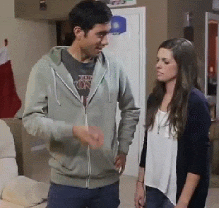 白心|搞笑GIF动图：大哥，送花过时了，现在泡妞流行送猫咪了啊！