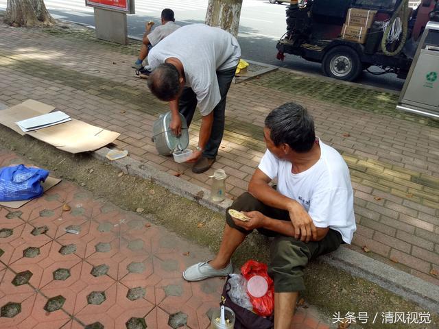 大哥|民工的自备午餐不到3块钱，看的让人想哭，最后却笑了！