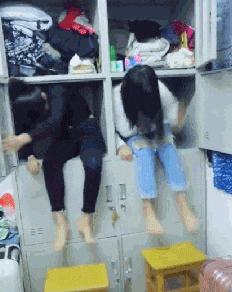 妹子|搞笑GIF：下雨了，下雨了，好大哦