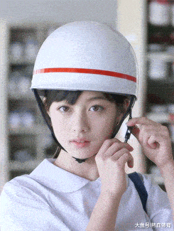 三天两头|搞笑GIF动图:你怎么这么有爱心呀?把火腿都让给女生