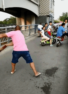 妹子|搞笑GIF：男人的快乐真的很简单