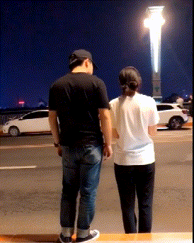 妹子|搞笑GIF：好在妹子机智，这小哥瞬间就不敢偷看了！