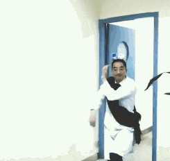 现在|搞笑GIF: ?护士的病刚好, 现在大夫又开始不正经了