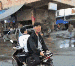 行行出状元|爆笑GIF: 二个轮的汽车