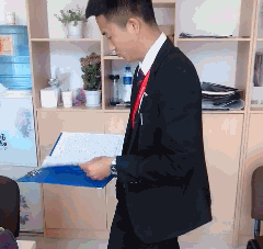 姑娘|搞笑GIF动图：姑娘，你这脚的味道真让人受不了