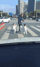 大海|搞笑gif趣图:让你皮,看你怎么拿下来,反正我是不能帮你!