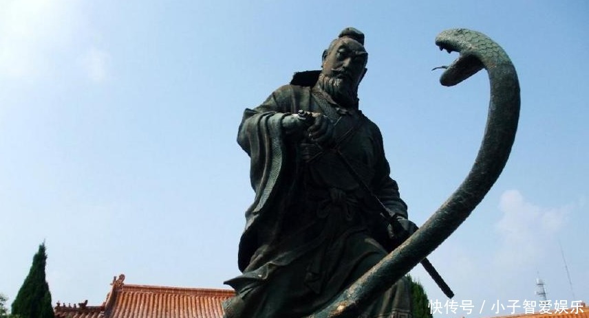 司机深夜驾车意外发现石碑出现一位持剑的帝王金人专家正常