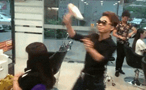 低头|搞笑GIF:这样居然都阻止不了低头族