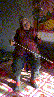 两个|【搞笑】:看见远处那个美女没有?那是我小姨,也是一只单身狗!