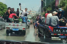 老板娘|搞笑GIF趣图:哥们,技术很不错嘛,今晚我们秋名山见!