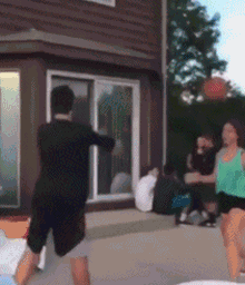 大哥|搞笑GIF趣图:哎呦,怎么又是你的业绩最好,看我用小拳拳捶你