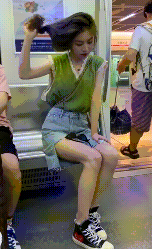 柔顺|搞笑GIF：小姐姐头发怎么柔顺。