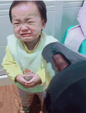 拉成|搞笑GIF:这头卡的进不来出不去,好无奈啊