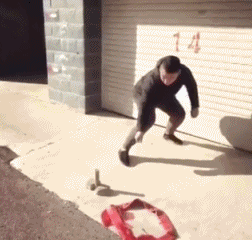 哥们|爆笑GIF趣图：哥们！知道你喜欢拍美女，可你蹲下的真不是时候