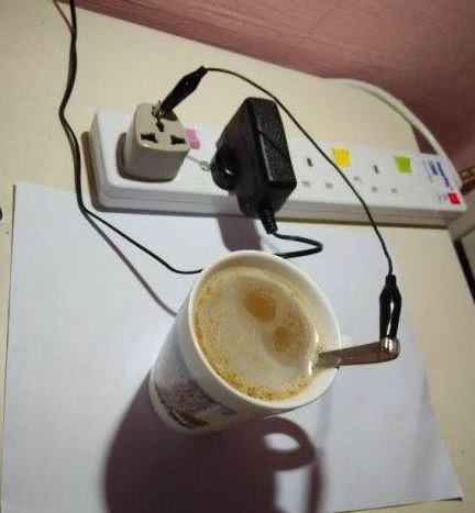 老人|搞笑gif：小姐姐，你看到了什么，这汤你还喝吗