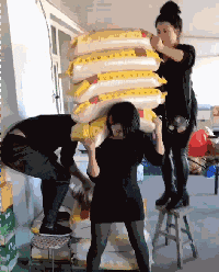 小女|小女生，一次扛6袋，男人们颤抖了吗？