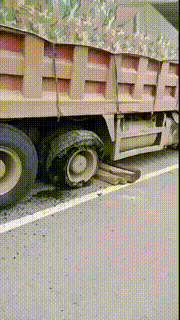 功力|搞笑GIF：这功力可以啊！竟然真的砸不到！