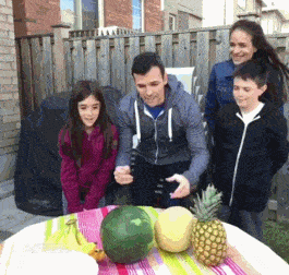 姑娘|搞笑GIF：隔壁的姑娘真厉害，这么年轻就能开豪车了