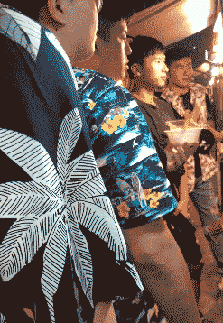 妹子|搞笑GIF:我以为再也不买带毛毛的衣服了