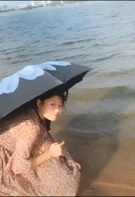 龇牙咧嘴|搞笑GIF:做人能不能雨露均沾?左边的小姐姐好可怜,给你一个爱的抱抱